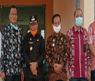 Kadinsos Pemkab Rohil dr H Junaidi Saleh, bersama Wakil Bupati H Jamiludin, Anggota DPRD Rohil Krismanto, dan Camat Pekaitan H Taryono.