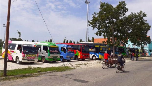 Puluhan pengusaha Elf gelar aksi manasi mesin di pinggir lapangan Kridosono, Blora.