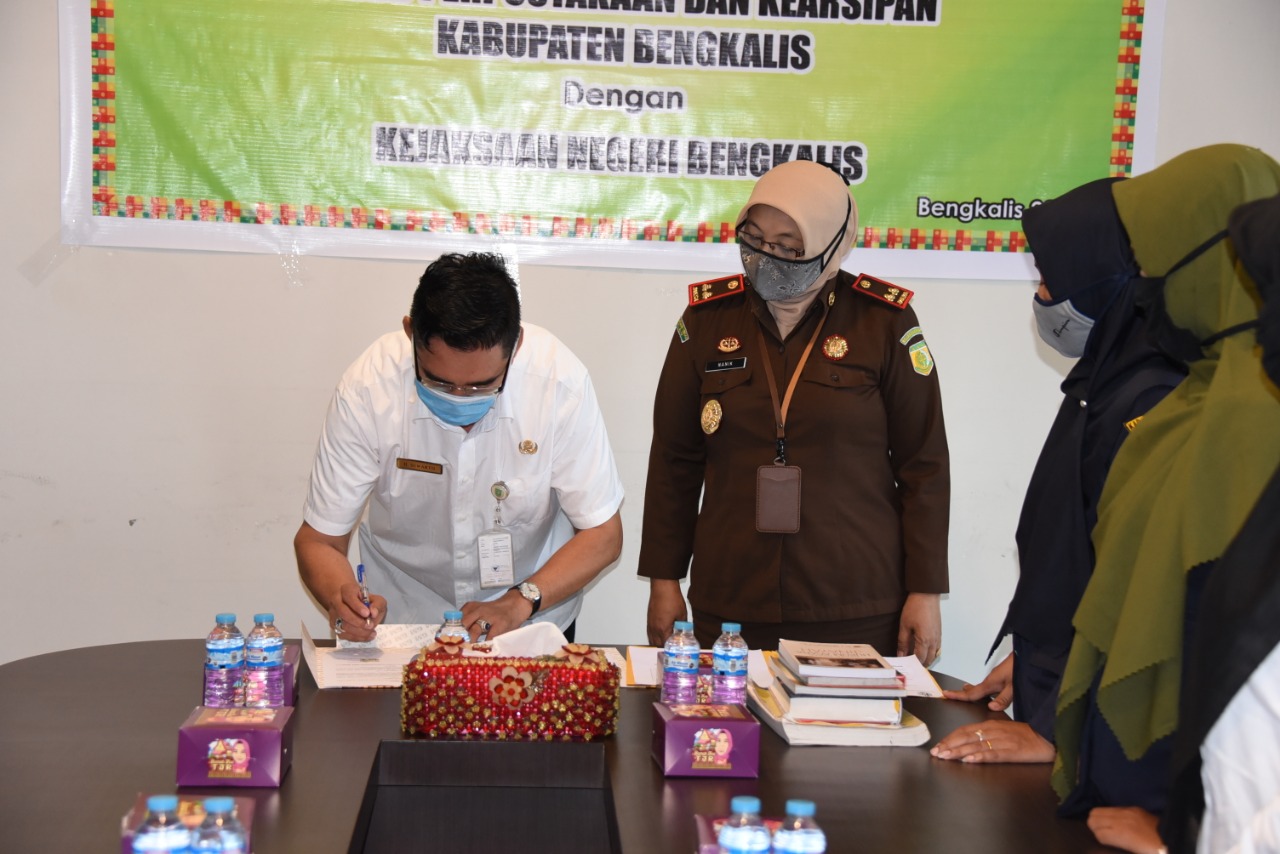 Kadispersip Suwarto disaksikan Kepala Kejari Bengkalis Nanik Kushartanti menandatangani kerjasama bidang perdata dan tata usaha negara