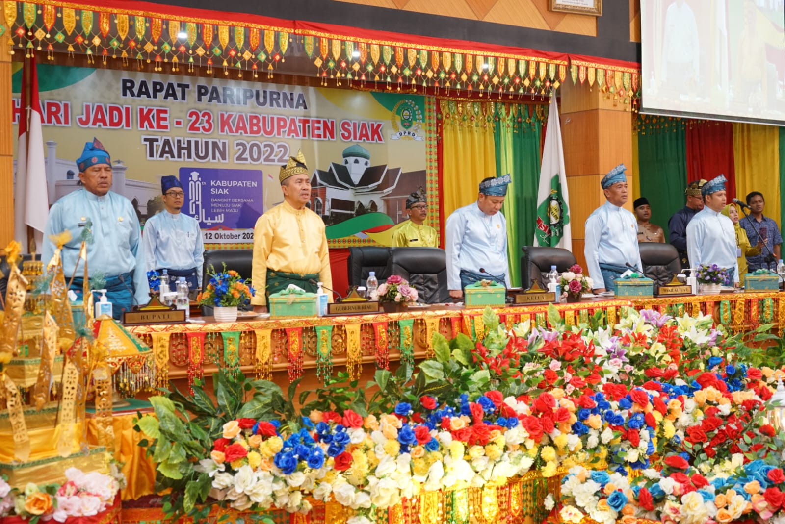 Gubernur Syamsuar di Apit oleh Bupati Siak Alfedri, Ketua DPRD Siak Indra Gunawan dan Wakil Ketua DPRD Siak lainnya