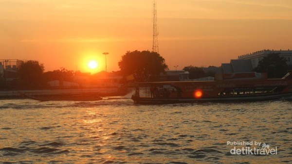 Kapal yang melintasi sungai Chao Phraya di sore hari