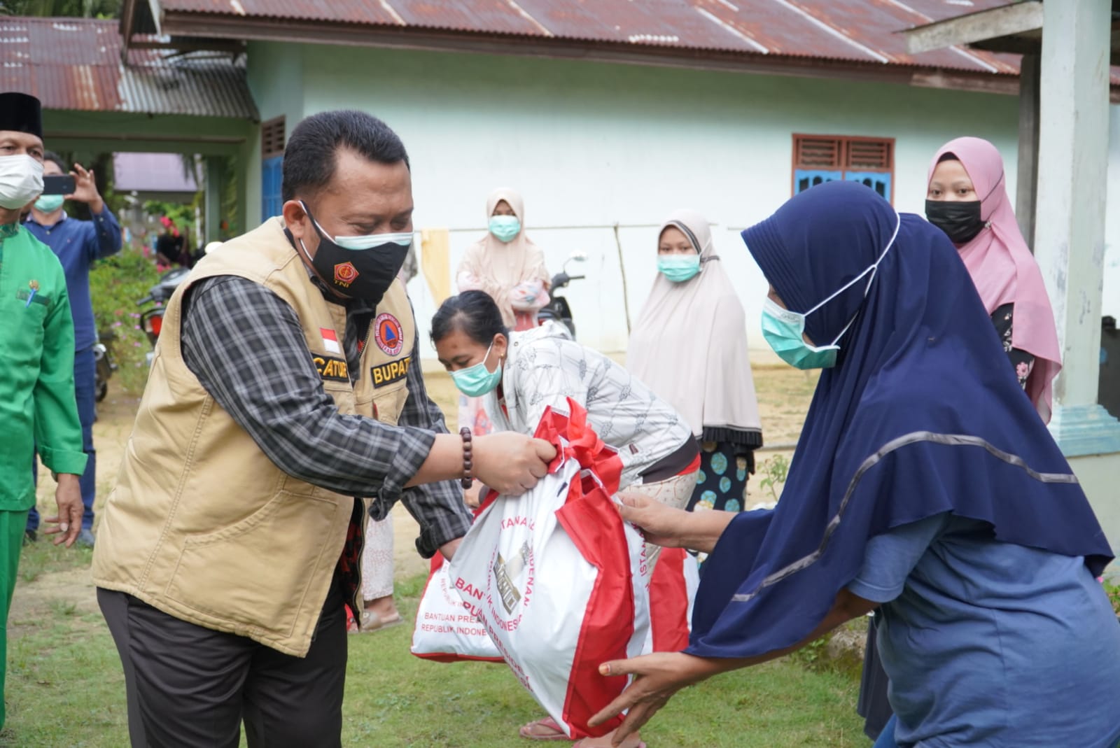 Kembali Catur Sugeng Sambangi Warga  Untuk Serahkan Bantuan Sembako. 