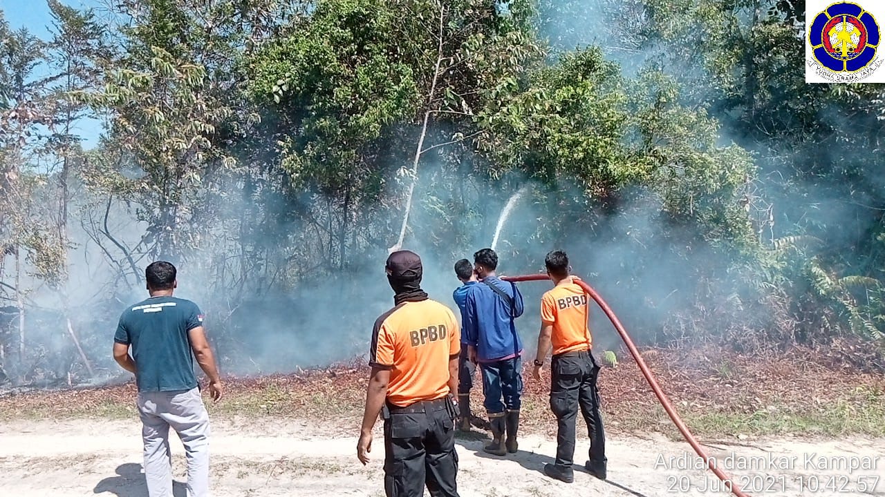 Damkar dan BPBD Kampar Padamkan Kebakaran Lahan di Sungai Hijau. 