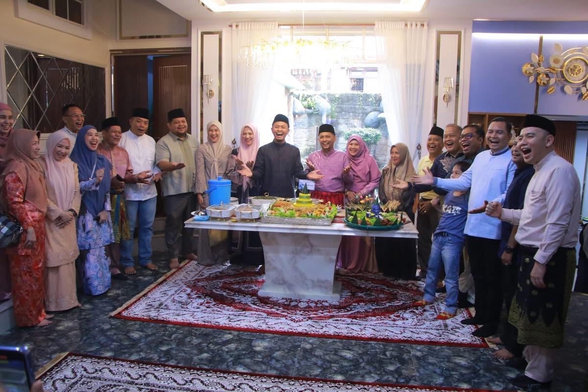 Idul Fitri 1446 H, Wakil Ketua DPRD Tengku Azwendi Silaturahmi ke Kediaman Wali Kota Pekanbaru