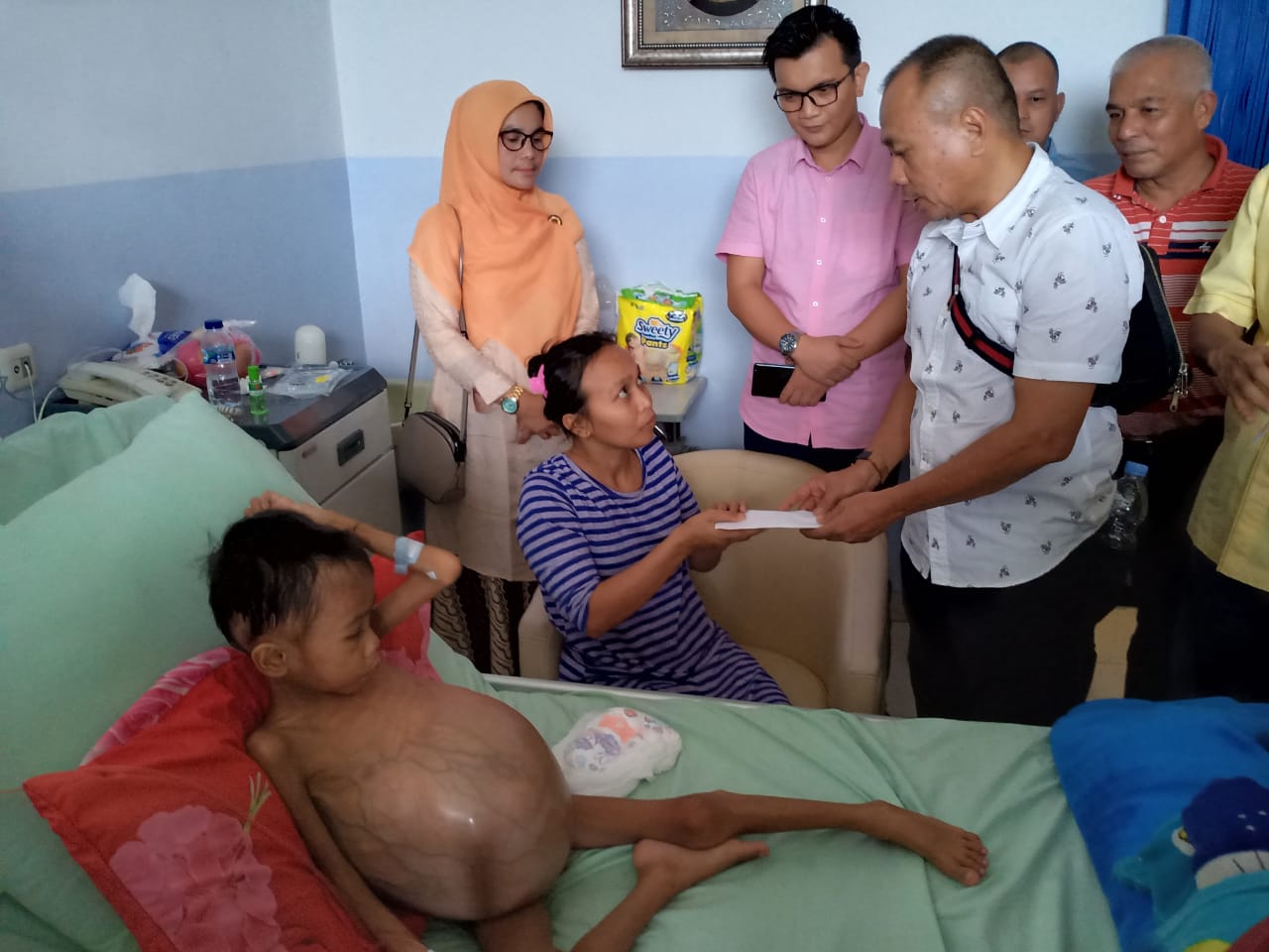 Fraksi Golkar DPRD Pekanbaru Kunjungi Bocah 7 Tahun Asal Rohil Pengidap Tumor Ginjal