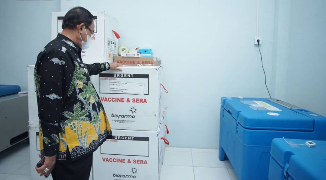 Plt Kadinkes Inhil Dampingi Bupati HM Wardan Tinjau Ruang Instalasi Penyimpanan Vaksin