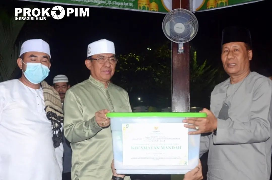 Safari Ramadhan, Bupati Inhil Serahkan Paket Intervensi Pemecahan Masalah Kesehatan Bagi Posyandu Lokus Stunting di Mandah
