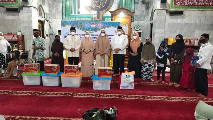 Dinsos Salurkan 250 Paket Bantuan Bagi PMKS di Kabupaten Inhil di Mesjid Al Huda Tembilahan
