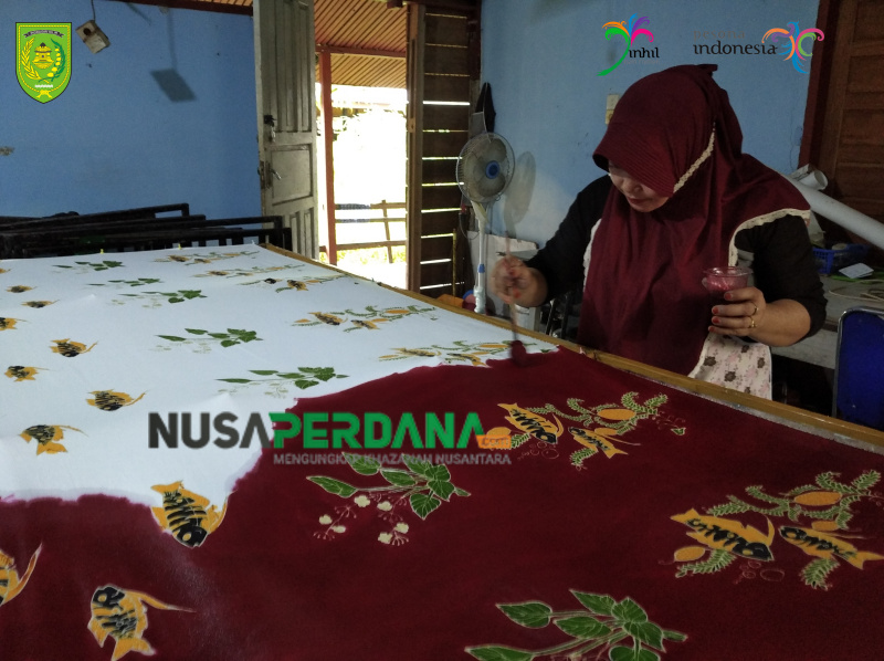 Proses Pembuatan Batik Tulis Khas Inhil Oleh Ibu Yayuk