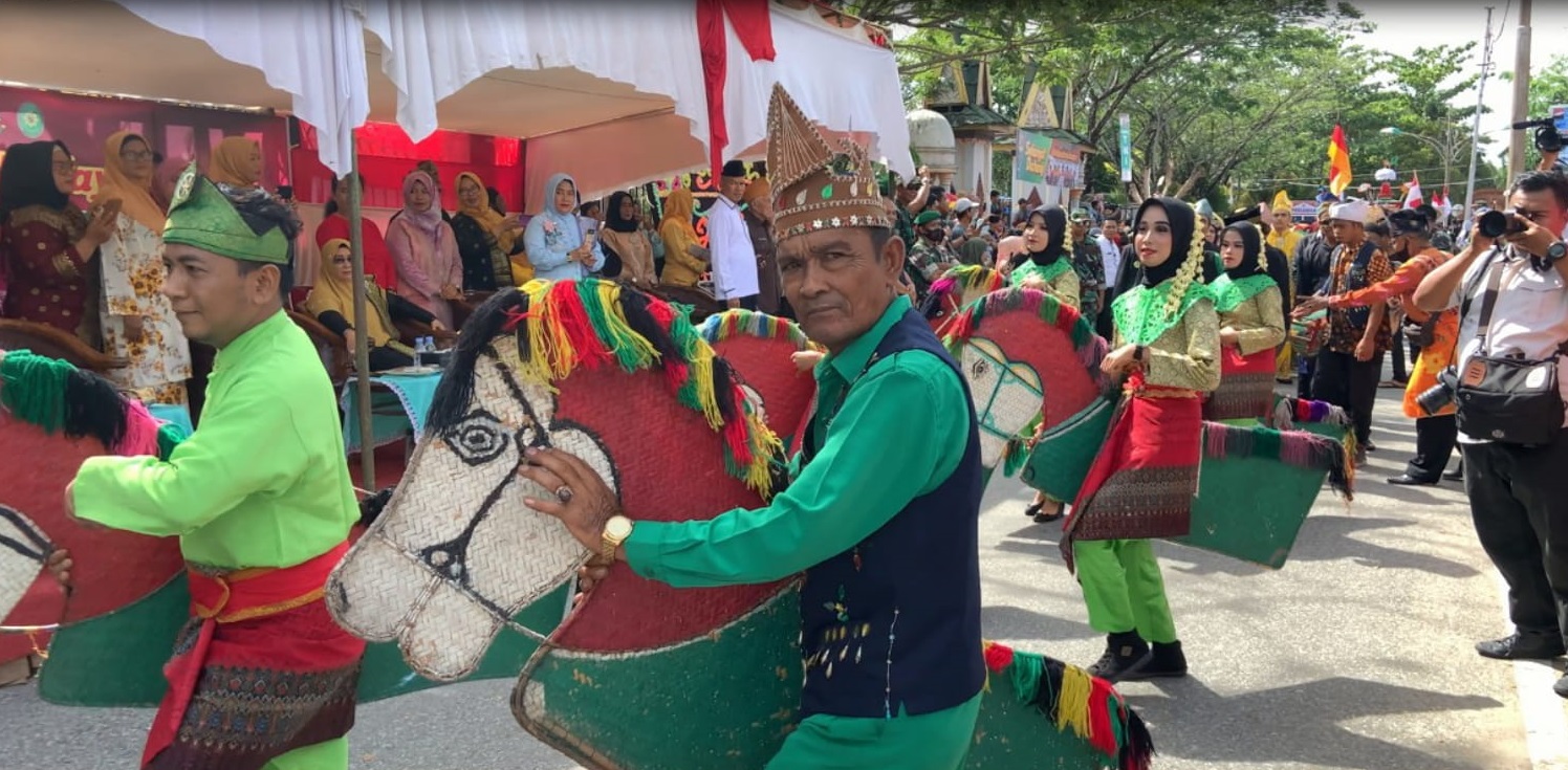 Ribuan Warga Adu Kreasi Kostum di Karnaval Budaya Tembilahan