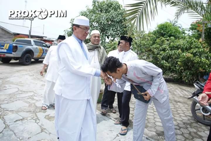 Shalat Jum'at di Masjid Besar Nurul Huda, Bupati HM Wardan Sampaikan Khutbah