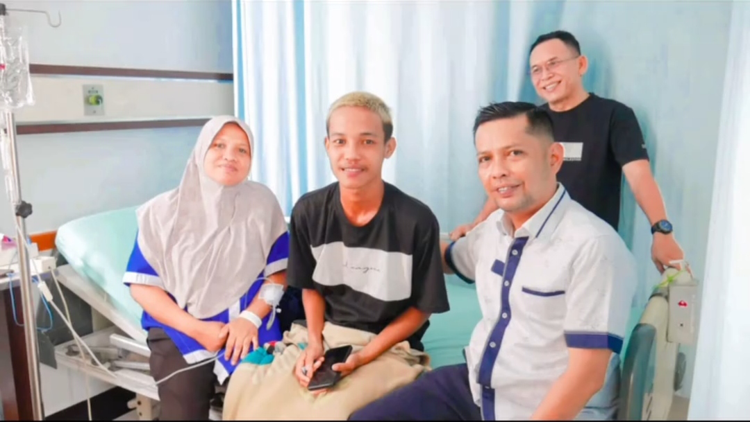 Wujud Kepedulian, Wakil Ketua DPRD Pekanbaru Tengku Azwendi Jenguk Warga Sakit