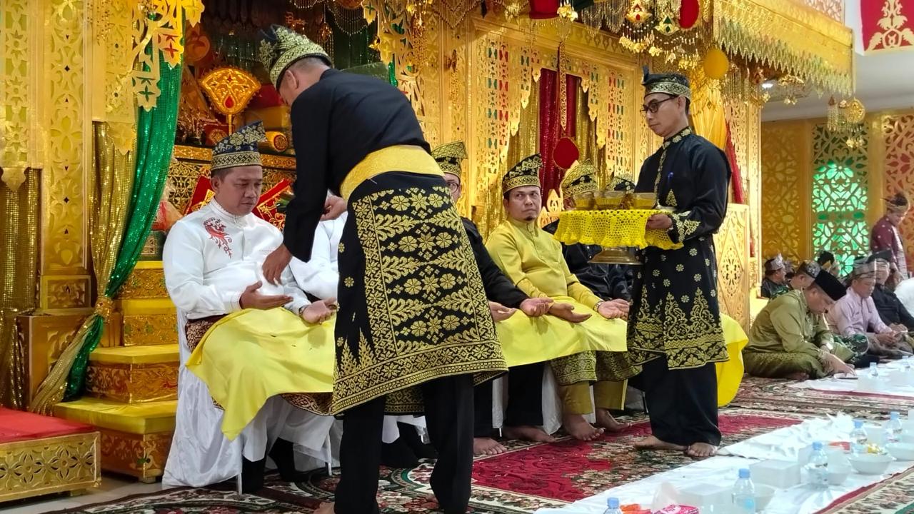 Pimpinan dan Sejumlah Anggota DPRD Pekanbaru Ikuti Prosesi Adat Tepuk Tepung Tawar LAMR