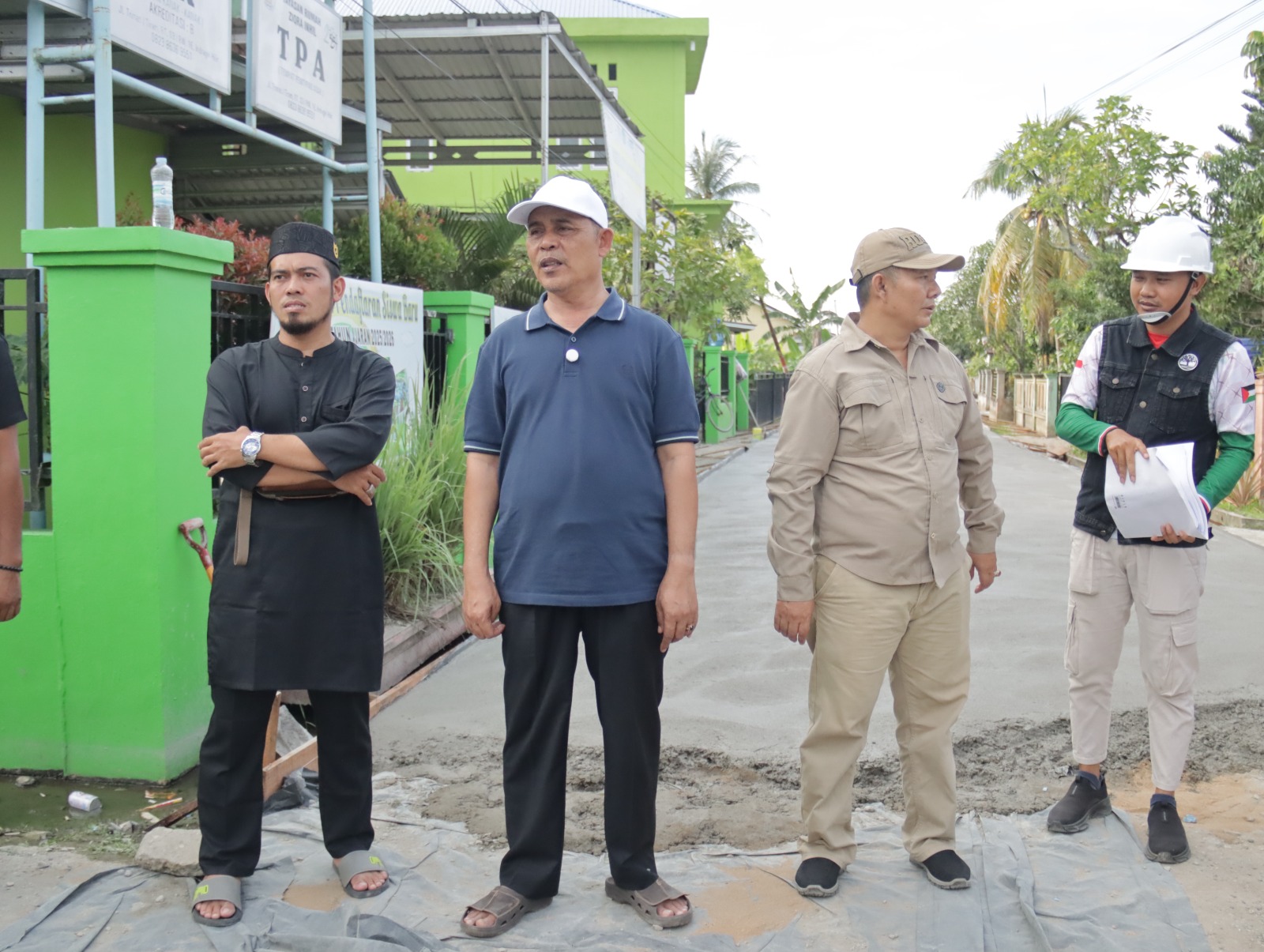 Bupati Herman Tinjau Langsung Pengerjaan Pemiliharaan Jalan Lingkungan di Tembilahan