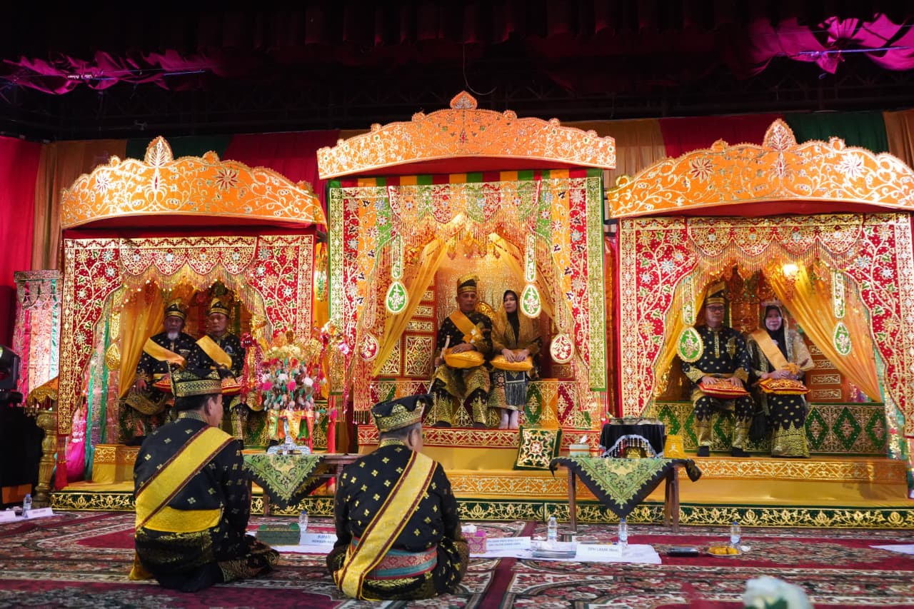 Bupati Inhil Herman Terima Gelar Adat Datuk Seri Setia Amanah pada Pelantikan Pengurus LAMR 2025–2030