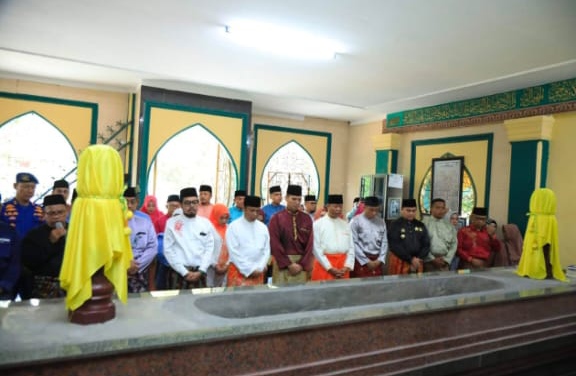 Wakil Ketua DPRD Ginda Burnama Ziarah ke Makam Marhum Pekan dan Napak Tilas Berdirinya Kota Pekanbaru