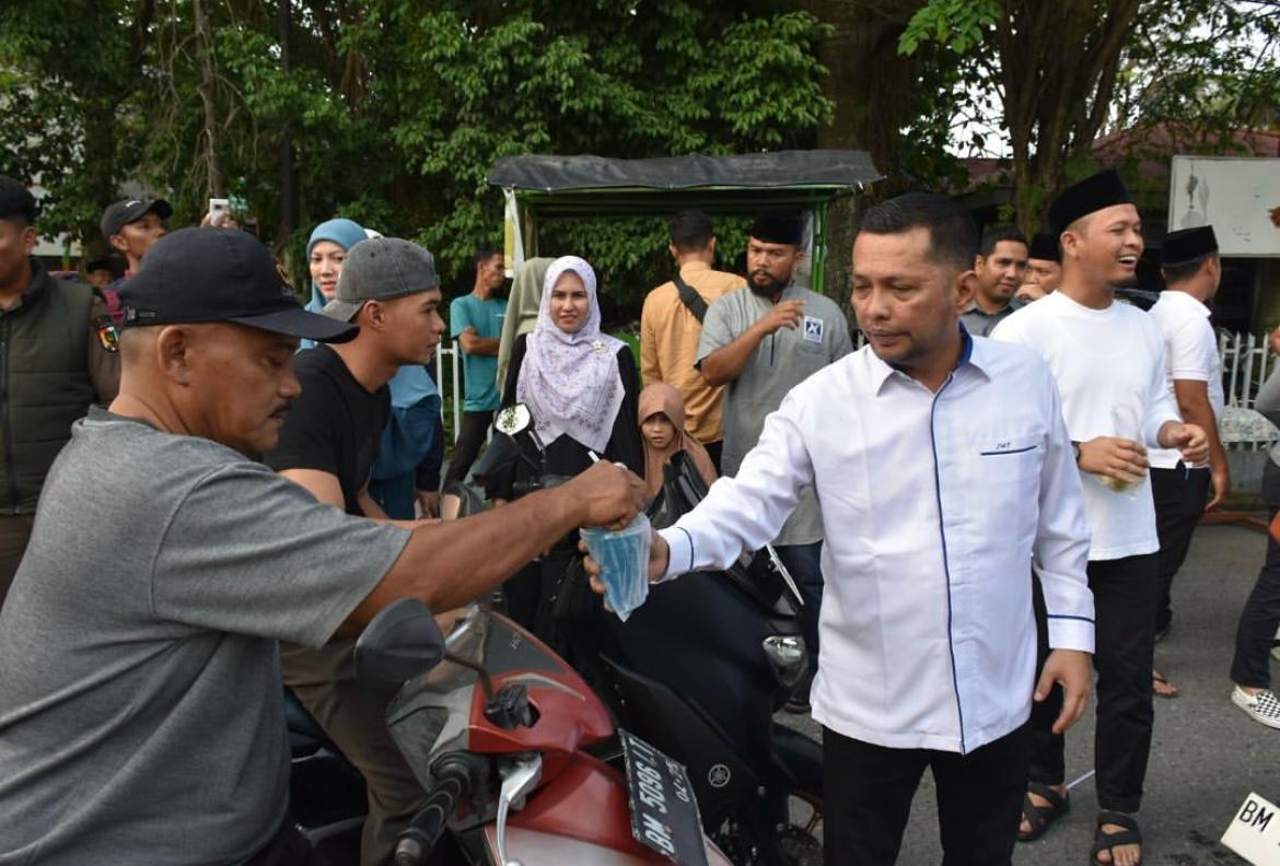 Wakil Ketua DPRD Pekanbaru Tengku Azwendi Ikut Goro Pasca Banjir di Rumbai Sekaligus Berbagi Takjil