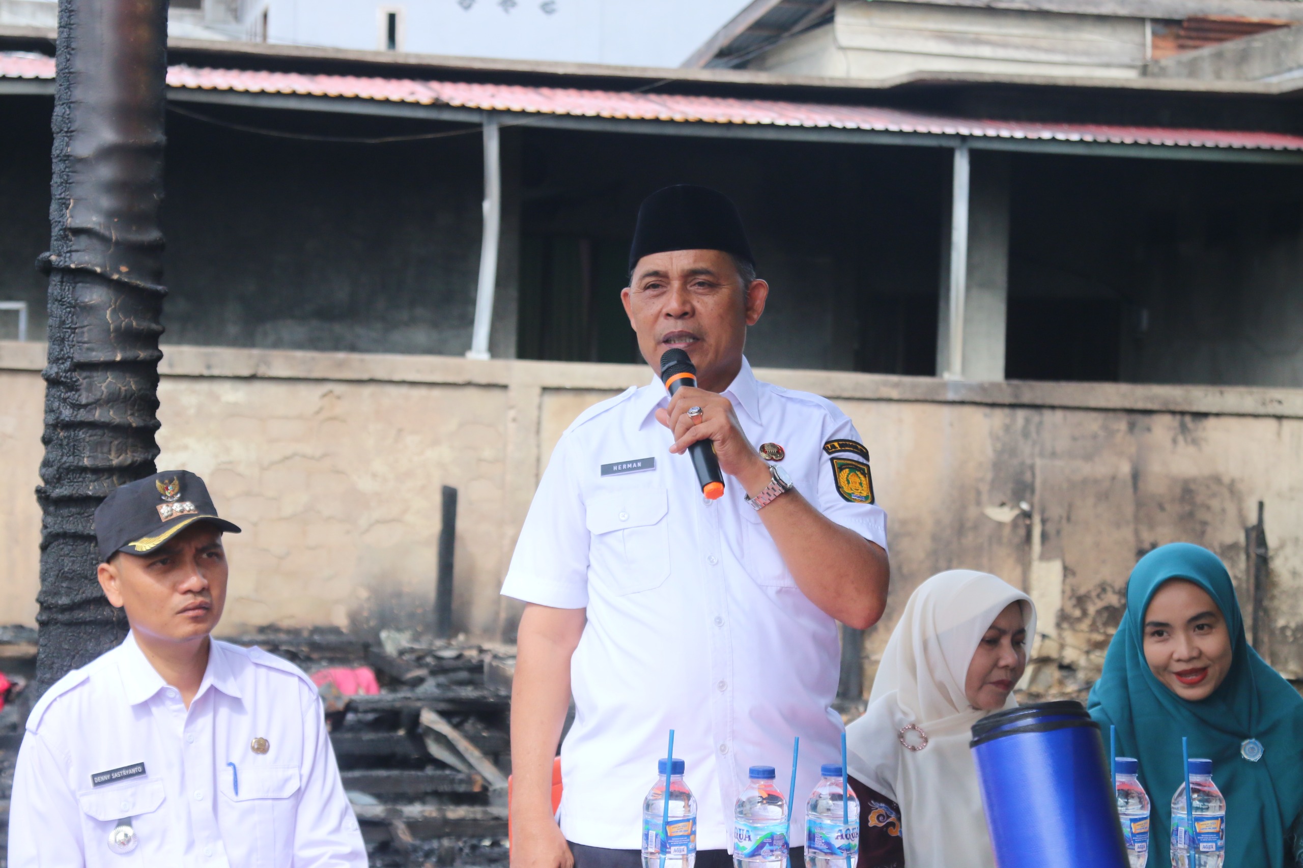 Bupati Inhil Herman Serahkan Bantuan kepada Korban Kebakaran di Tembilahan Hulu