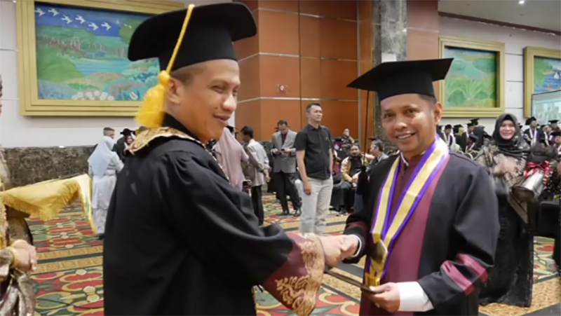 Tuntaskan Studi di Unilak, Tengku Azwendi Fajri Resmi Sandang Gelar Magister Manajemen