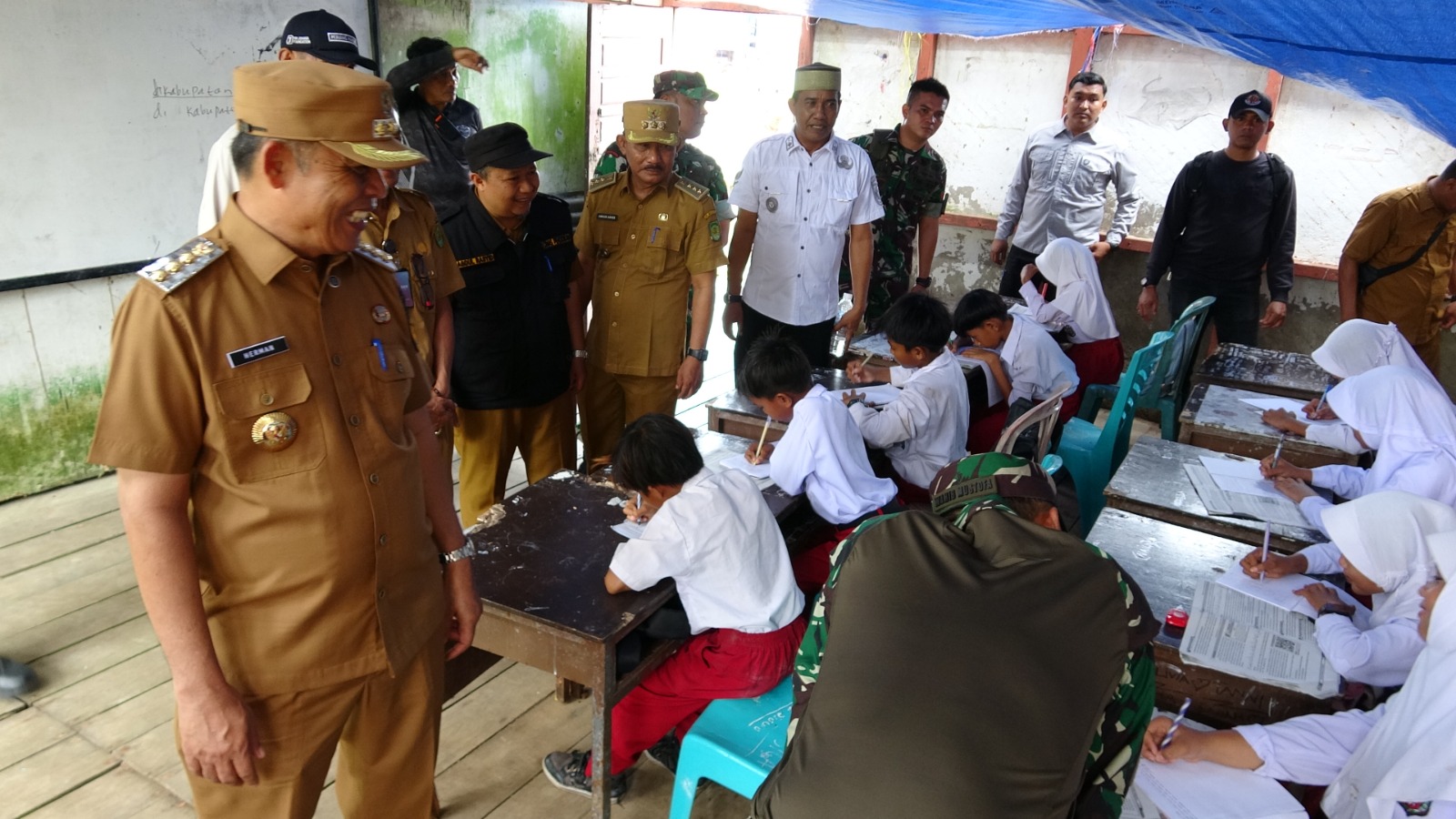 Bupati Herman Bersama Forkopimda Tinjau SDN 004 Desa Sungai Laut yang Memprihatinkan