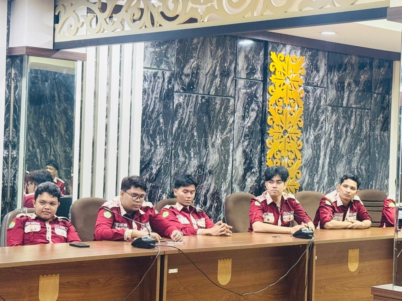 Wakil Ketua DPRD Pekanbaru Tengku Azwendi Diskusi Dengan Mahasiswa: Bentuk Sosialisasi dan Edukasi