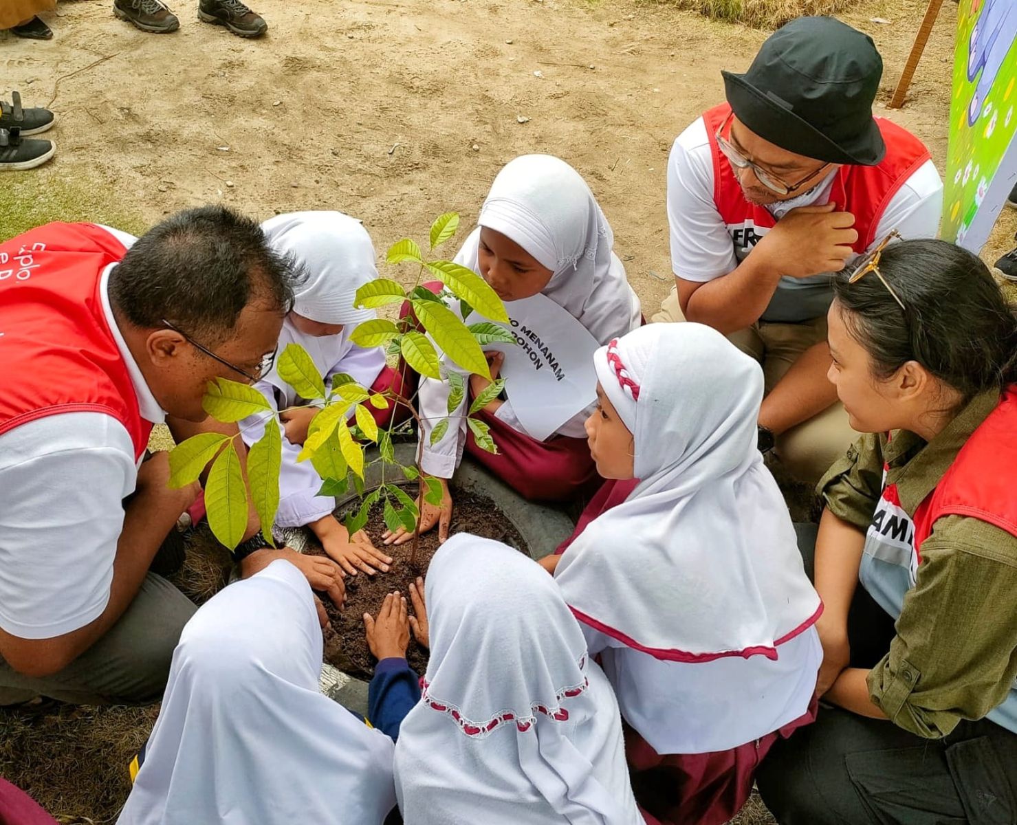 Anak-anak SD menanam Pohon